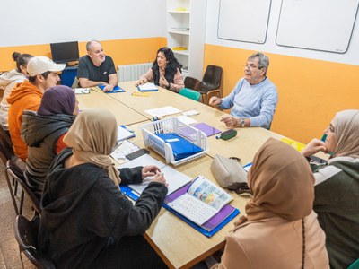 Càritas cerca persones voluntàries per impartir classes de castellà a Mataró