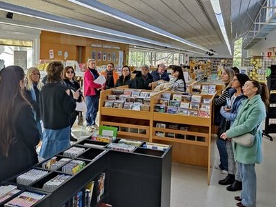 El curs de Bàsic 2 de l'Oficina de Català de Premià de Dalt visita la Biblioteca Jaume Perich i Escala