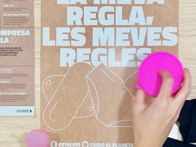 Les farmàcies repartiran productes menstruals reutilitzables gratuïts l’any que ve