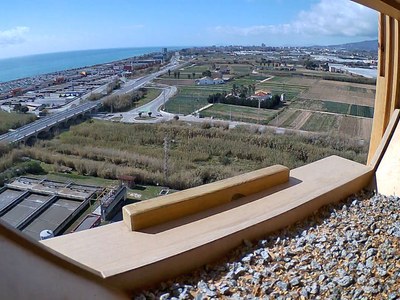 Maresme Circular i l’Associació Triops Divulgació instal·len una caixa-niu per facilitar la cria de falcó pelegrí a la xemeneia de la incineradora de Mataró